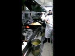 mit einem riesen wok kochen