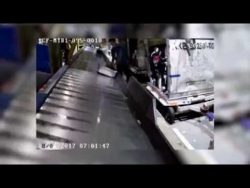 Mitarbeiter klaut am Flughafen bei der Arbeit mitarbeiter klaut am flughafen b