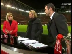 Moderator bekommt Ball voll ins Gesicht moderator bekommt ball voll ins