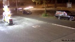 Motorblock fliegt durch die Luft und trifft Zapfsäule motorblock fliegt durch die luft