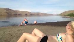 Motorboot sorgt für Abkühlung an heißen Tagen motorboot sorgt fuer abkuehlung