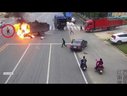 motorrad fahrer wird vom lkw ueb