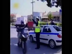motorradfahrer gibt polizist fue
