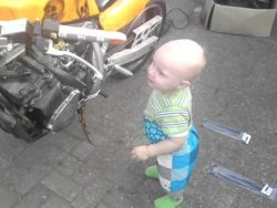 motorradfahrer mit baby auf dem