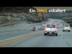 Motorradfahrer tritt Auto von der Straße motorradfahrer tritt auto von de