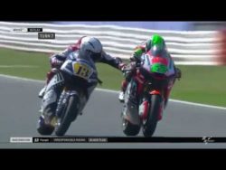 motorradrennfahrer greift bei te