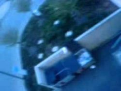 muellsack in den muellwagen werf