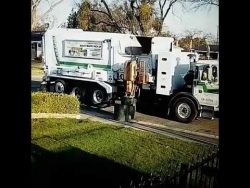 Müllwagen kämpft mit einer Mülltonne muellwagen kaempft mit einer mue