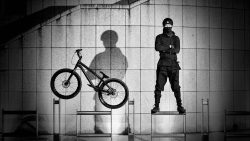 ninja rider auf dem fahrrad unte