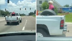 Oma auf der Ladefläche mitnehmen im Auto oma auf der ladeflaeche mitnehme