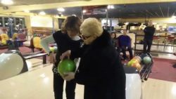 oma beim bowling