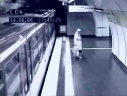 oma im u bahn tunnel