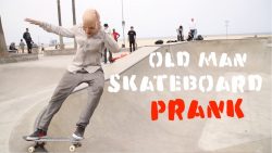 opa auf dem skateboard zeigt was