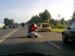 opa mit rollstuhl auf autobahn