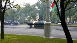 Panzer küsst eine Straßenlaterne panzer kuesst eine strassenlater
