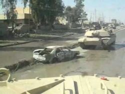 Panzer rollt über eine Autobombe