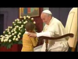 Papst Franziskus und der kleine Junge papst franziskus und der kleine