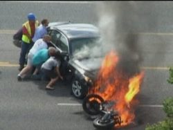 Passanten retten Mann unter einem Auto passanten retten mann unter eine