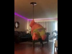 patrick an der pole dance stange