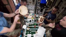pizza auf der iss essen