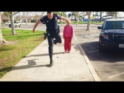 polizist bringt obdachlosem kind