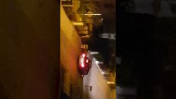 polizisten bringen einkaufswaege