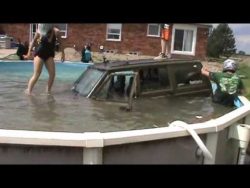 pool zerstoeren mit einem jeep