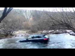 porsche cayenne faehrt durch ein