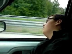 praktikant am schlafen im auto