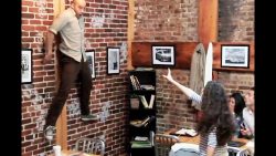 priester spielt streich mit uebe