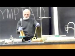 professor gibt chemie unterricht