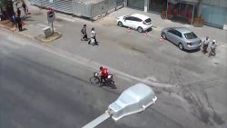 Radfahrer fährt gegen Laterne radfahrer faehrt gegen laterne