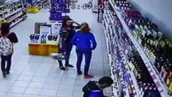 Regal mit Alkohol kippt auf zwei Frauen regal mit alkohol kippt auf zwei