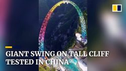 Riesenschaukel auf chinesischer Klippe gebaut riesenschaukel auf chinesischer