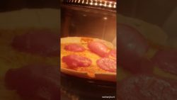rotierende salami auf einer pizz