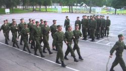russische soldaten marschieren