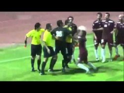 schiedsrichter schlaegt spieler