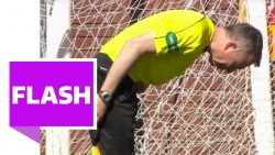 Schiri zeigt rote Karte dem Linienrichter schiri zeigt rote karte dem lini