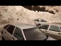 schneelawine macht autos kaputt