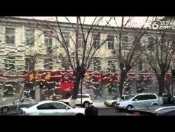 schneelawine vom hausdach