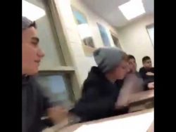 Schüler haut den Kopf vom Freund auf den Tisch schueler haut den kopf vom freun