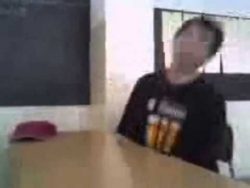 schueler haut kopf auf den tisch