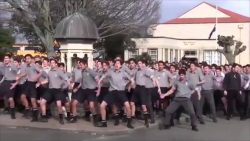 schueler tanzen den haka fuer ve