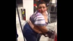 Schüttel dein Speck - Frau tanzt beim Tanken schuettel dein speck frau tanzt