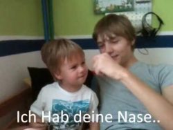 Schwester klaut einfach die Nase der anderen Schwester schwester klaut einfach die nase
