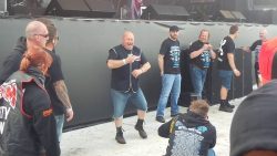 Security Mann tanzt zu geiler Musik und heizt die Massen an security mann tanzt zu geiler mu