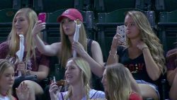 selfies beim baseball von vielen