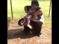 singende frau faellt runter vom