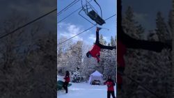 skifahrer haengt am lift fest un