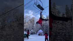 Skifahrer hängt am Lift fest und muss befreit werden skifahrer haengt am lift fest un